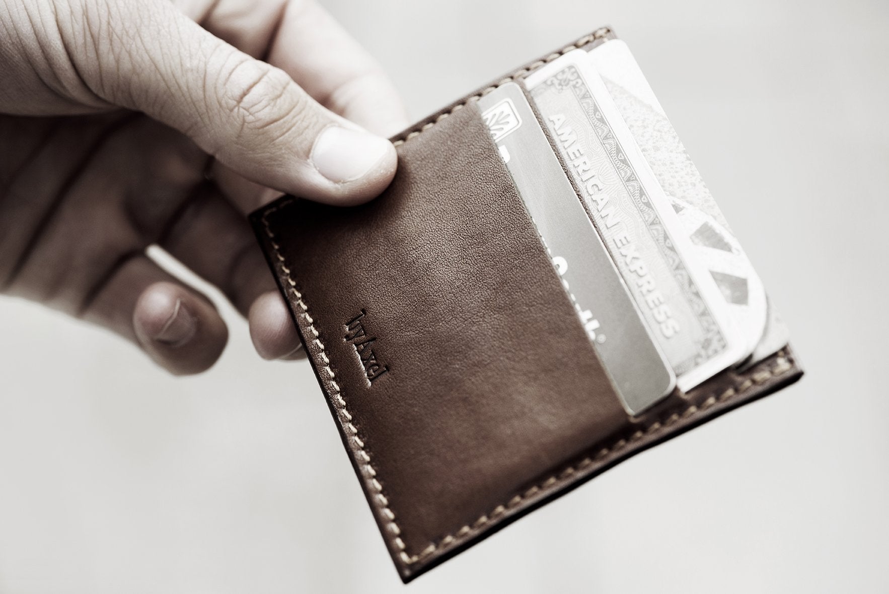 Korthållare med fack i läder tillverkad i Italien