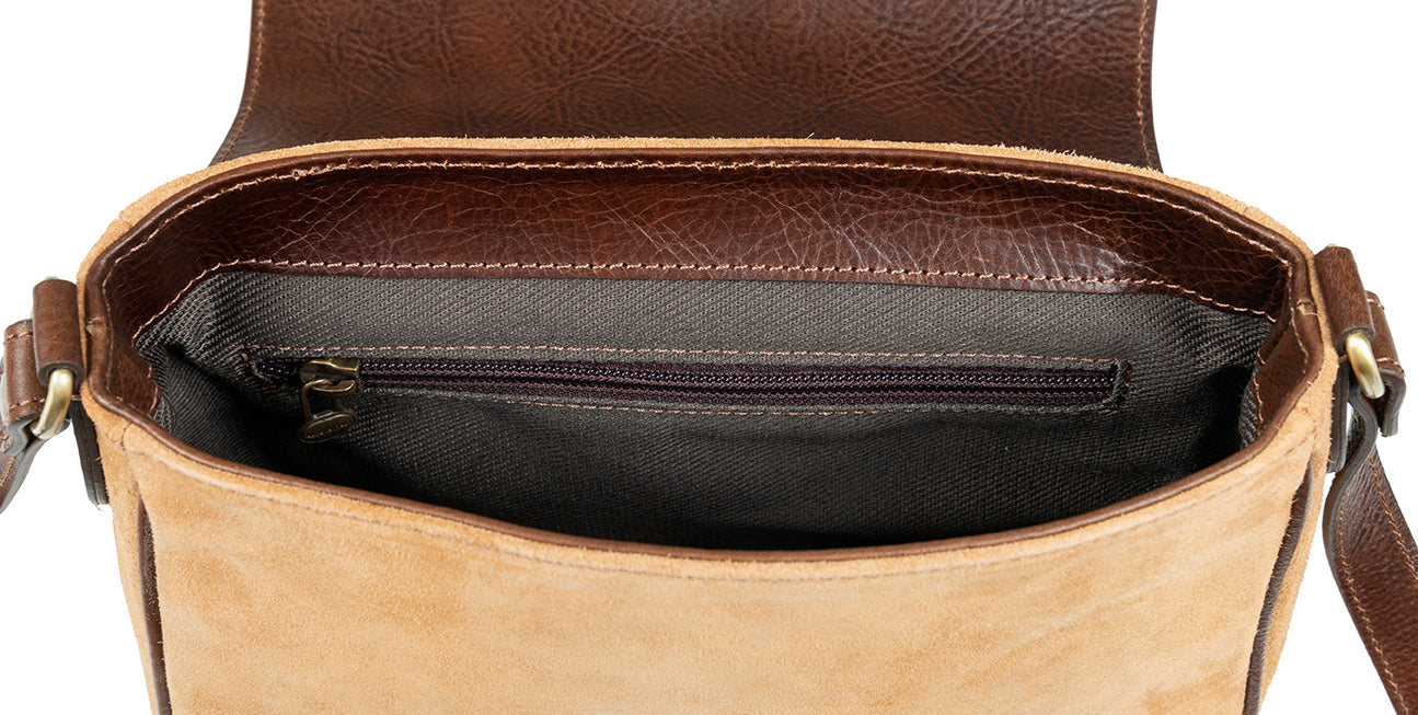 byAxel Saddle Bag i mocka tillverkad i Italien.