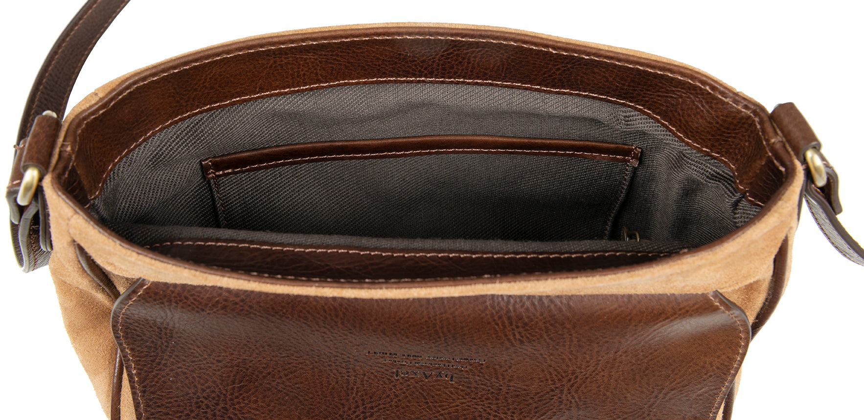 byAxel Saddle Bag i mocka tillverkad i Italien.