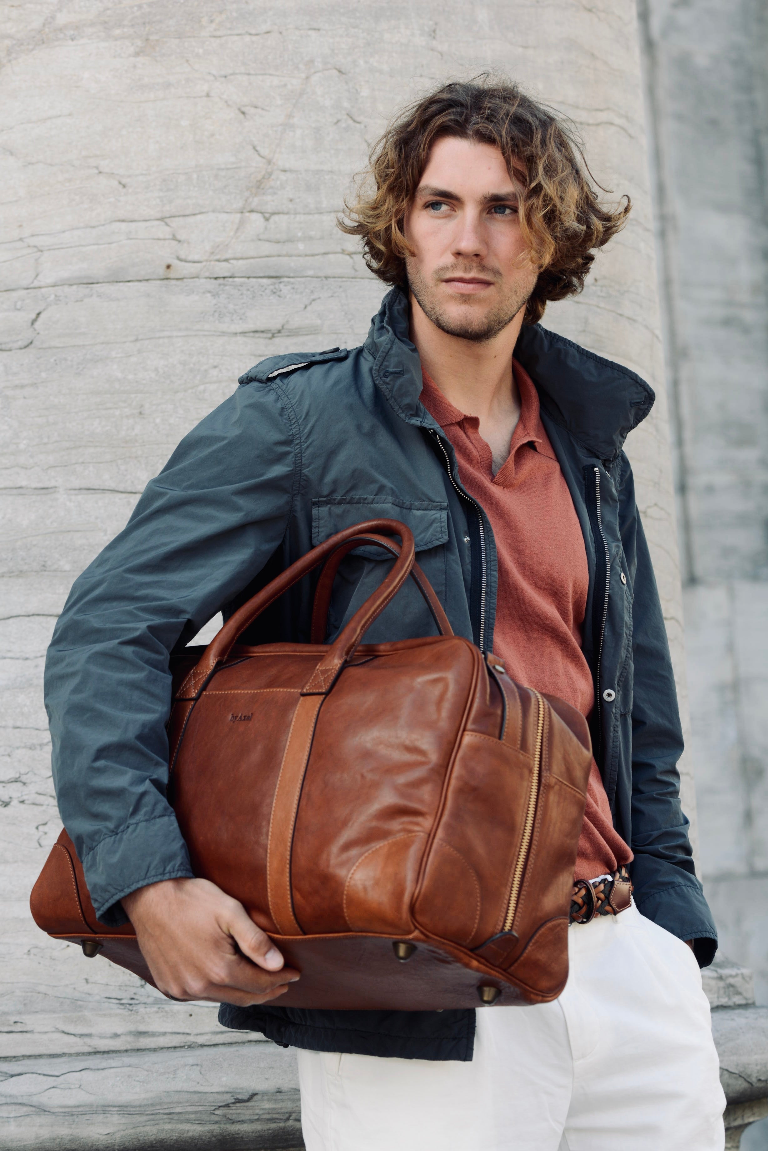 byAxel brun weekend bag i läder tillverkad i Italien.