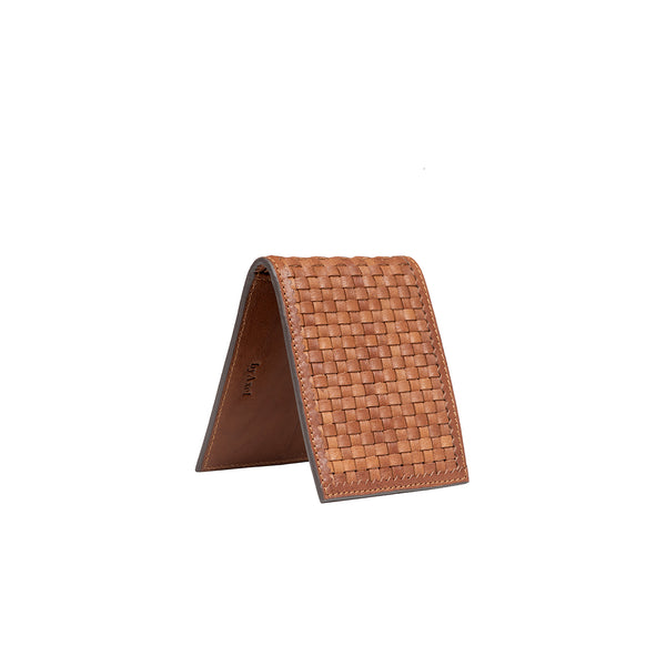 byAxel brun flätad plånbok i läder tillverkad i Italien.